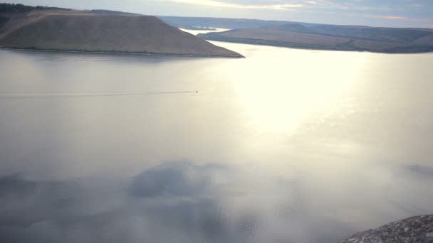 Hermoso lago de montaña — Vídeos de Stock