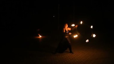 Ateş gösterisi ve gece parlayan kıvılcımlar.