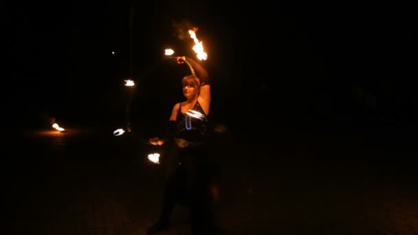 Tűz show és egy csomó fényes szikra az éjszakában. — Stock videók