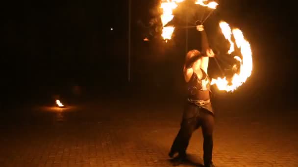 Feuershow und jede Menge Funkenflug in der Nacht. — Stockvideo