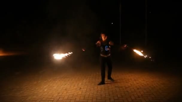 Vuurshow en veel van de heldere vonken in de nacht. — Stockvideo