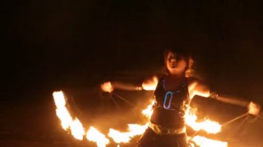 Ateş gösterisi ve gece parlayan kıvılcımlar.