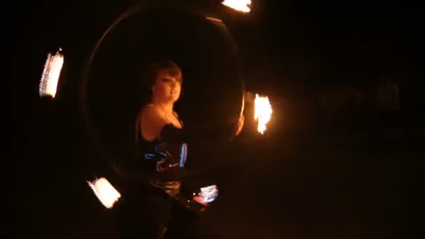 Spectacle de feu et beaucoup d'étincelles lumineuses dans la nuit. — Video