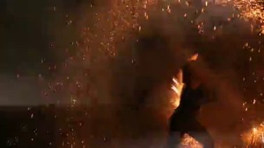 Ateş gösterisi ve gece parlayan kıvılcımlar.