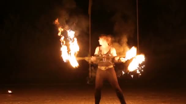 Vuurshow en veel van de heldere vonken in de nacht. — Stockvideo