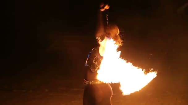 Vuurshow en veel van de heldere vonken in de nacht. — Stockvideo