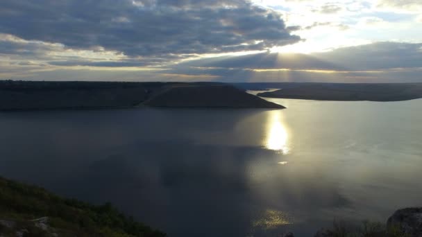 湖の素晴らしい夕日。壮大な休暇は、山中湖と川の夕焼けが素晴らしい。4 k — ストック動画