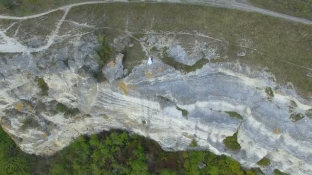 Grand coucher de soleil sur le lac entre les montagnes. Quelques câlins au bord de la falaise. 4k 
