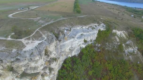 Wielki zachód słońca nad jeziorem między górami. Para, przytulanie na skraju urwiska. 4k — Wideo stockowe