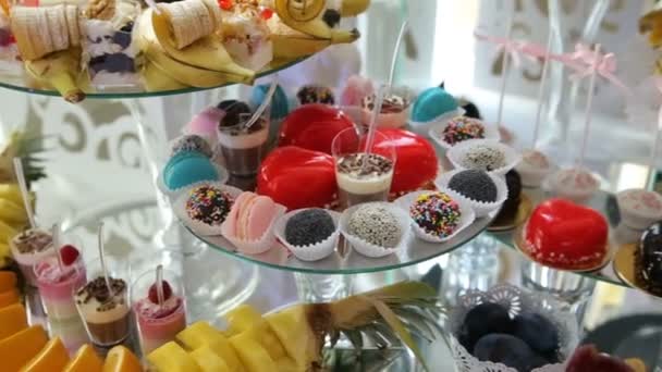 Вкусный десертный стол для свадебного приема — стоковое видео