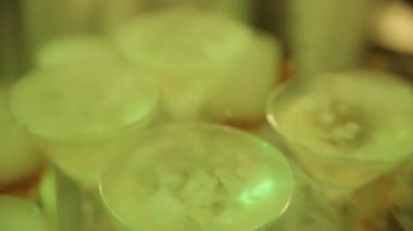kokteyl cam su sıçramalarına ve karanlık dumanlı arka plan üzerinde limon ile. Parti club eğlence.