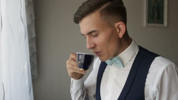 Mans hands holding cup of coffee — Stock Video