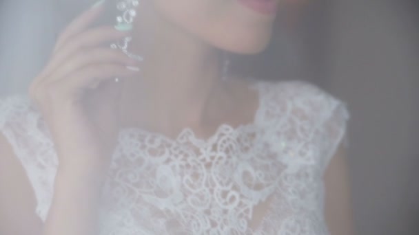 Dolce sposa con una bella capigliatura tira sull'orecchino . — Video Stock