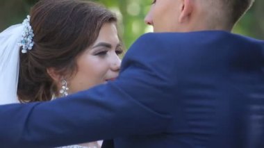 Güzel sevgi dolu çift ayakta öpüşme ve alanını sarılma