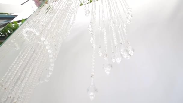 Trauung vor dem Restaurant. Vintage Kristalllampe. Elegante elektrische Dekoration. — Stockvideo