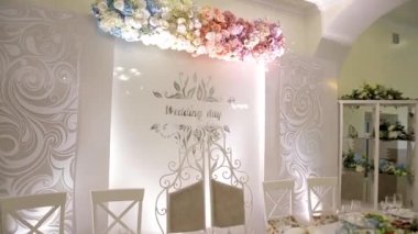 Restoranda çok güzel bir düğün dekorasyonu var..