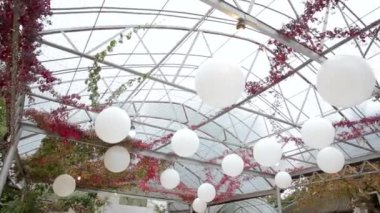 Restoranın dışında düğün töreni..