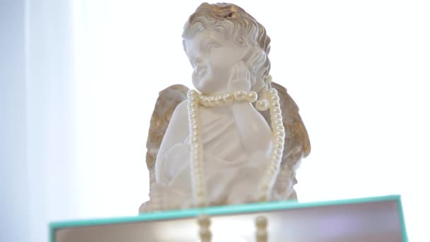 Statuetka anioła z koralami perłowymi. — Wideo stockowe