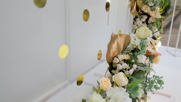 Gyllene bröllop inskriptionen på floden med blommor. Vigselceremoni utanför restaurangen. — Stockvideo