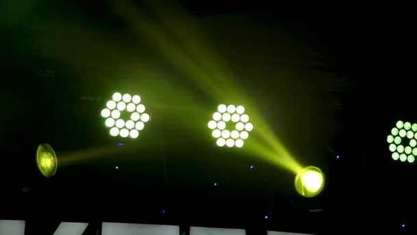 Disco verlichting en show. Concept over entertainment en feest. Ballonnen en rook — Stockvideo