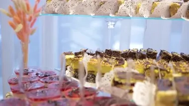 Düğün davetlilerine sunulan çeşitli meyve, içecek, tatlı kek ve kekler..