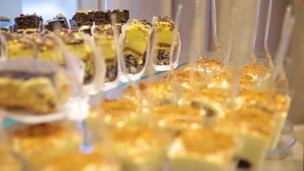 Ассортимент фруктов, напитков, сладких тортов и кексов, предлагаемых гостям на свадебном приеме . — стоковое видео