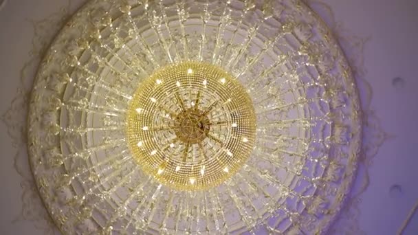 Una hermosa lámpara de araña en un restaurante. También podría ser el interior de un elegante bar o una sala de estar . — Vídeo de stock