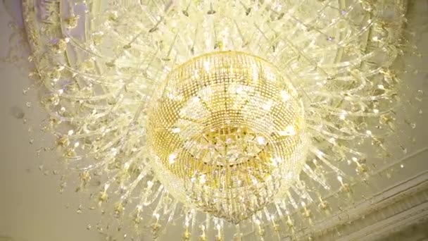 Un bellissimo lampadario in un ristorante. Potrebbe anche essere l'interno di un bar di classe o di un soggiorno . — Video Stock