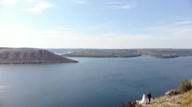 Dinyester Kanyonu, River ve Bakota Körfezi 'nin muhteşem hava manzarası. Dağlarda yürüyen bir çift. 4K