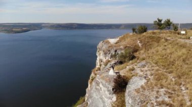 Dinyester Kanyonu, River ve Bakota Körfezi 'nin muhteşem hava manzarası. Dağlarda yürüyen bir çift. 4K