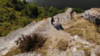 Dinyester Kanyonu, River ve Bakota Körfezi 'nin muhteşem hava manzarası. Dağlarda yürüyen bir çift. 4K