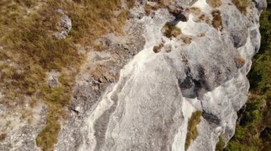 Dinyester Kanyonu, River ve Bakota Körfezi 'nin muhteşem hava manzarası. Dağlarda yürüyen bir çift. 4K