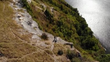 Dinyester Kanyonu, River ve Bakota Körfezi 'nin muhteşem hava manzarası. Dağlarda yürüyen bir çift. 4K