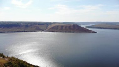 Dinyester Kanyonu, River ve Bakota Körfezi 'nin muhteşem hava manzarası. Dağlarda yürüyen bir çift. 4K