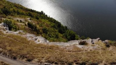 Dinyester Kanyonu, River ve Bakota Körfezi 'nin muhteşem hava manzarası. Dağlarda yürüyen bir çift. 4K