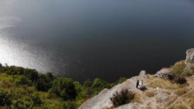 Dinyester Kanyonu, River ve Bakota Körfezi 'nin muhteşem hava manzarası. Dağlarda yürüyen bir çift. 4K