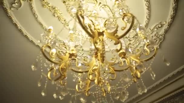 Una hermosa lámpara de araña en un restaurante. También podría ser el interior de un elegante bar o una sala de estar . — Vídeo de stock