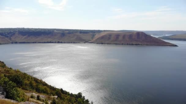 Dinyester Kanyonu, River ve Bakota Körfezi 'nin muhteşem hava manzarası. Dağlarda yürüyen bir çift. 4K — Stok video