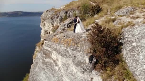 Increíble vista aérea sobre el cañón del Dniester, el río y la bahía de Bakota. Pareja caminando por las montañas. 4K — Vídeos de Stock