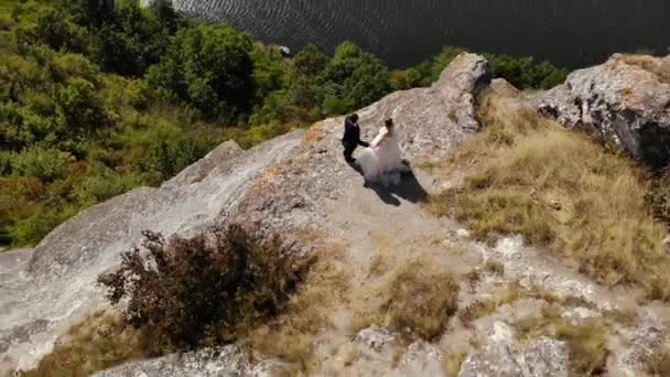 Vue aérienne imprenable sur le Dniester Canyon, la rivière et la baie de Bakota. Couple marchant sur les montagnes. 4K 