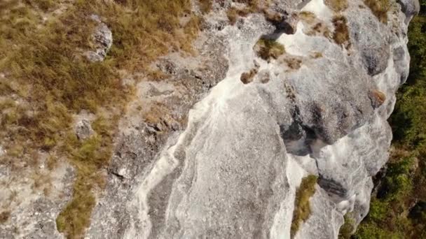 Vista aérea incrível sobre o Desfiladeiro Dniester, Rio e Baía de Bakota. Um casal a caminhar nas montanhas. 4K — Vídeo de Stock