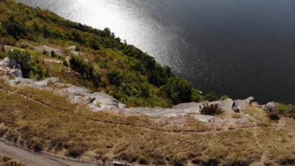 Καταπληκτική εναέρια θέα στο φαράγγι Dniester, τον ποταμό και τον κόλπο Bakota. Ζευγάρι περπατάει στα βουνά. 4K — Αρχείο Βίντεο