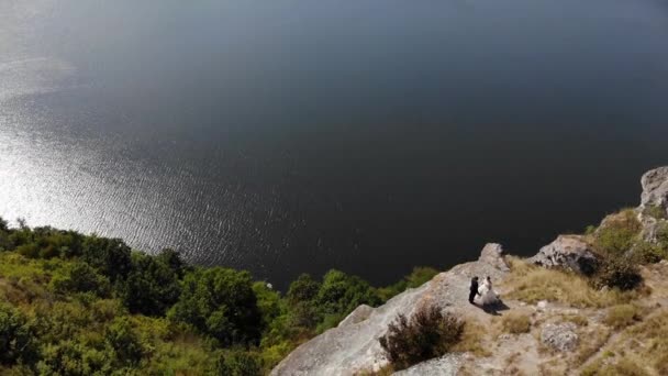 Niesamowity widok z powietrza na kanion Dniestru, rzekę i zatokę Bakota. Para spacerująca po górach. 4K — Wideo stockowe