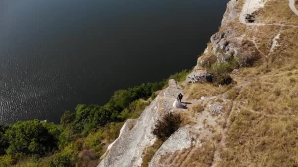 德涅斯特河峡谷、河流和巴科塔湾的惊人的空中景观。一对夫妇在山上散步。4K — 图库视频影像