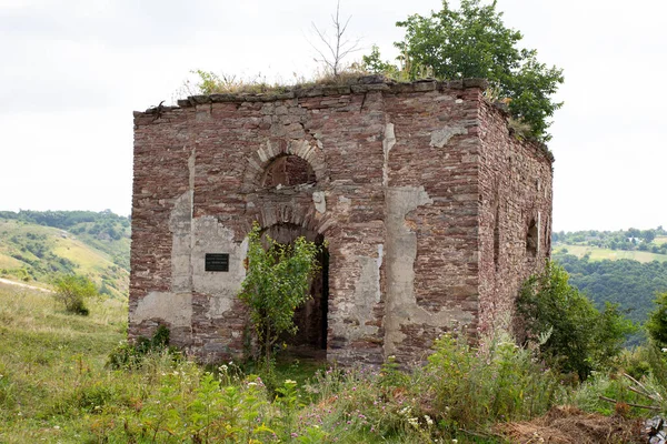 Terk edilmiş eski bir kalenin kalıntıları.