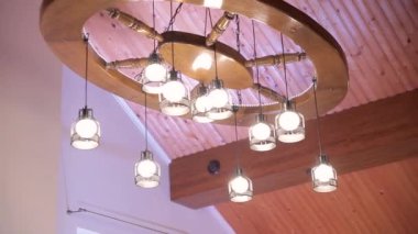 Dekoratif tavan lambası. Oval ahşap avize.