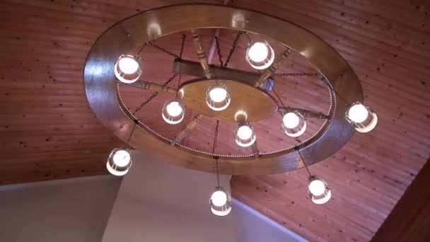 Стильная лампа с декоративным потолком. Овальная деревянная люстра . — стоковое видео
