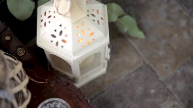 Salonun tasarımı için güzel bir manzara. Dekoratif şamdan. Restoranın dışında düğün töreni..