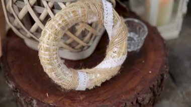 Salonun tasarımı için güzel bir manzara. Sepetli dekoratif şamdan. Restoranın dışında düğün töreni..