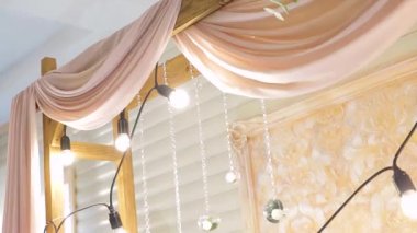 Ampulleri ve ahşap kemeri olan güzel bir manzara. Düğün töreni.